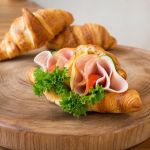 Obložený croissant se šunkou a sýrem nebalený 150g