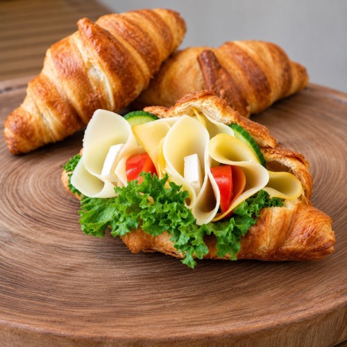 Obložený croissant se sýrem 150g