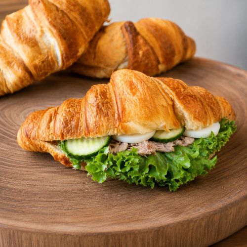 Obložený croissant s tuňákem 150g